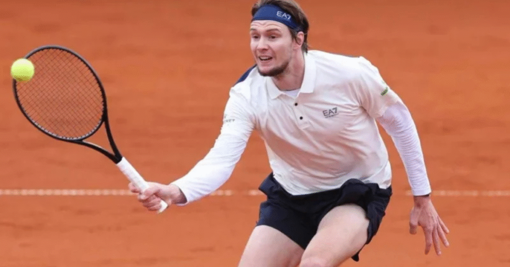 Alexander Bublik 2025 raising trophy at Gstaad after winning his first clay court ATP title