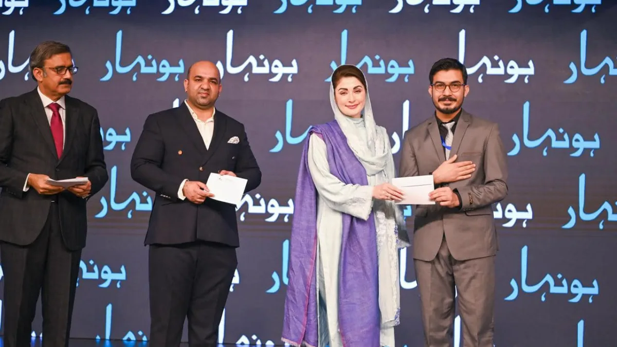 Students applying online for the 2nd Round Honhaar Scholarship 2025 through Punjab HEC official portal
